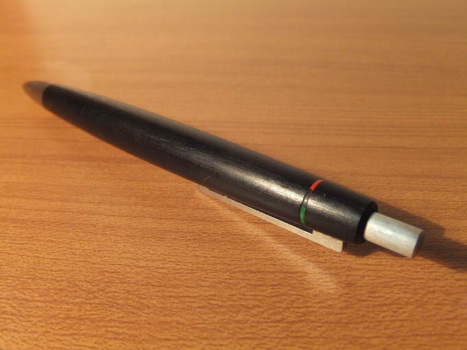LAMY2000の4色ボールペンは、今も色褪せない名品。飽きがこない 