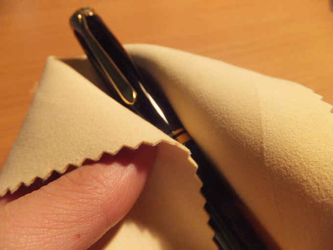 万年筆の軸のお手入れはセーム革がいい 指紋や余分な皮脂は一日の終わりに拭う げんきざっくざく