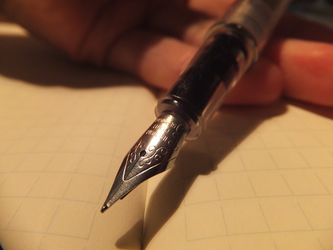 エルバンのスケルトン万年筆はシンプル! 豊富なカラーインクを透明軸越しに愉しむ – げんきざっくざく