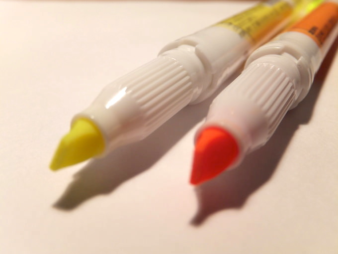 しなる蛍光ペン・ジャストフィット(ゼブラ)。 程良くしなるペン先が紙 