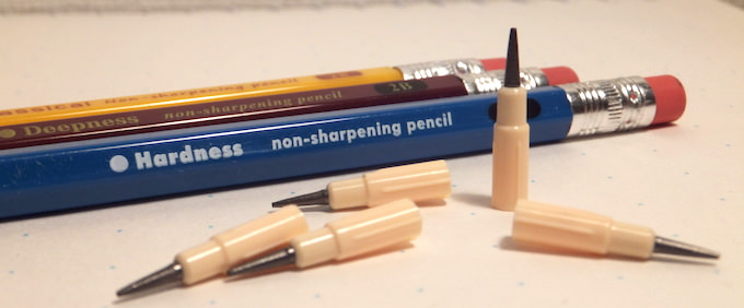 懐かしの文具 ロケット鉛筆は100円ショップで今も買える 削らずに鉛筆感を楽しめて 意外と合理的 げんきざっくざく