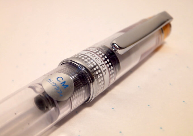 プレラ・色彩逢い(iro-ai)は透明ボディの万年筆。インクの色と合わせて 