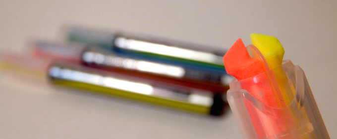 ビートルティップ・デュアルカラーは 1本で2色の蛍光マーカー。ペンをくるっと回しての色変更も なかなか使いやすい – げんきざっくざく