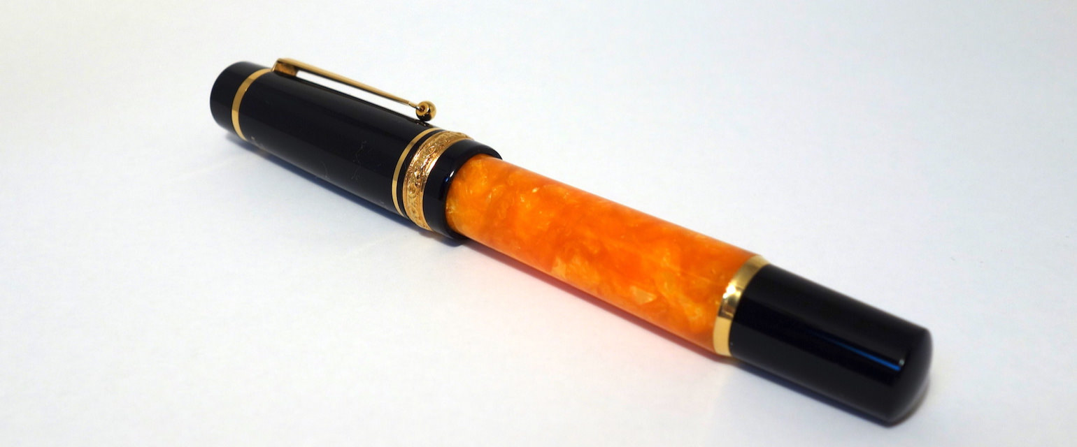 デルタの万年筆・ドルチェビータ ミディアム。煌びやかなオレンジ色に 